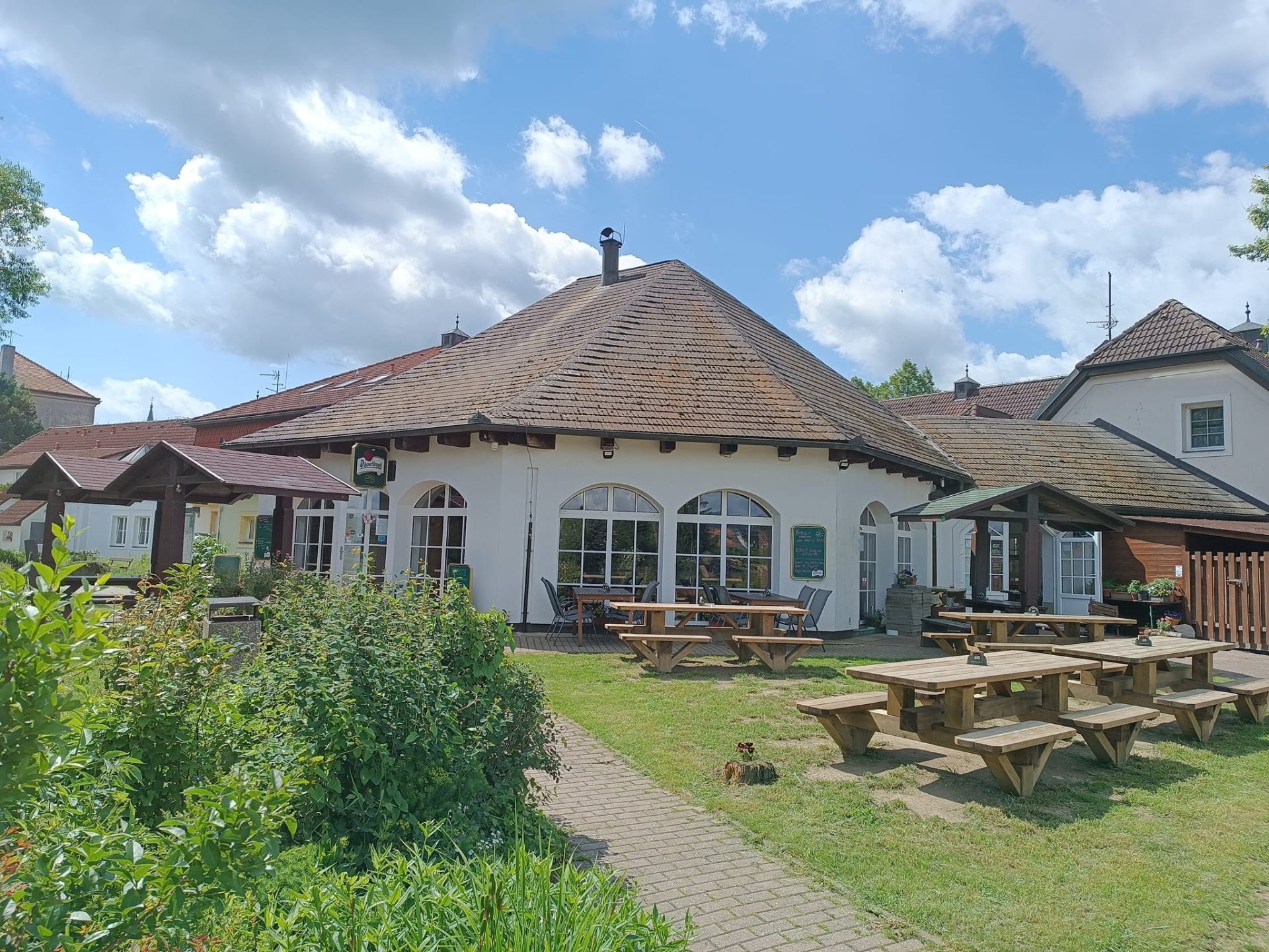 Terasa restaurace New Romance s výhledem na Podzámecký rybník