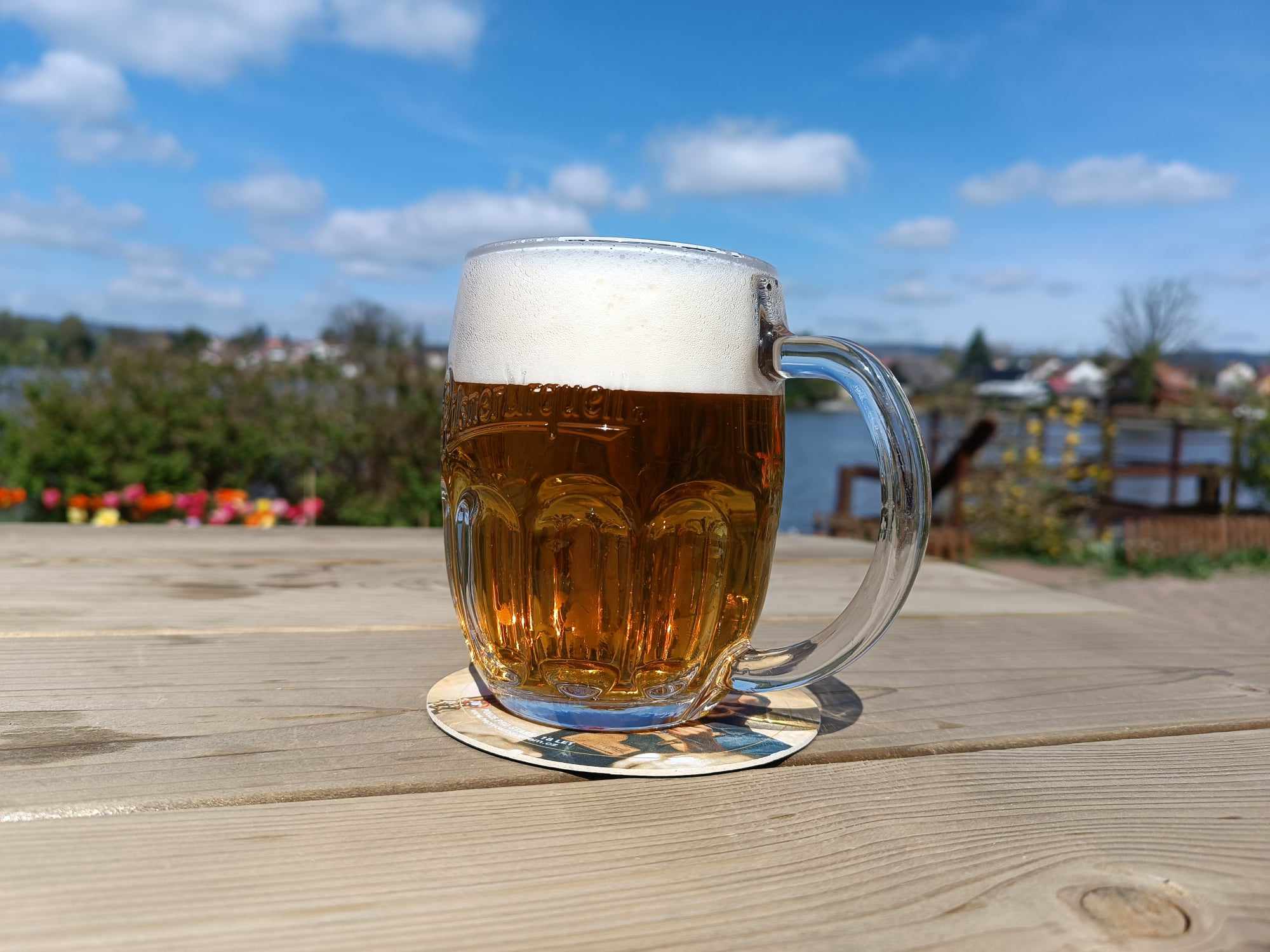Vychlazený Pilsner Urquell na terase nad rybníkem