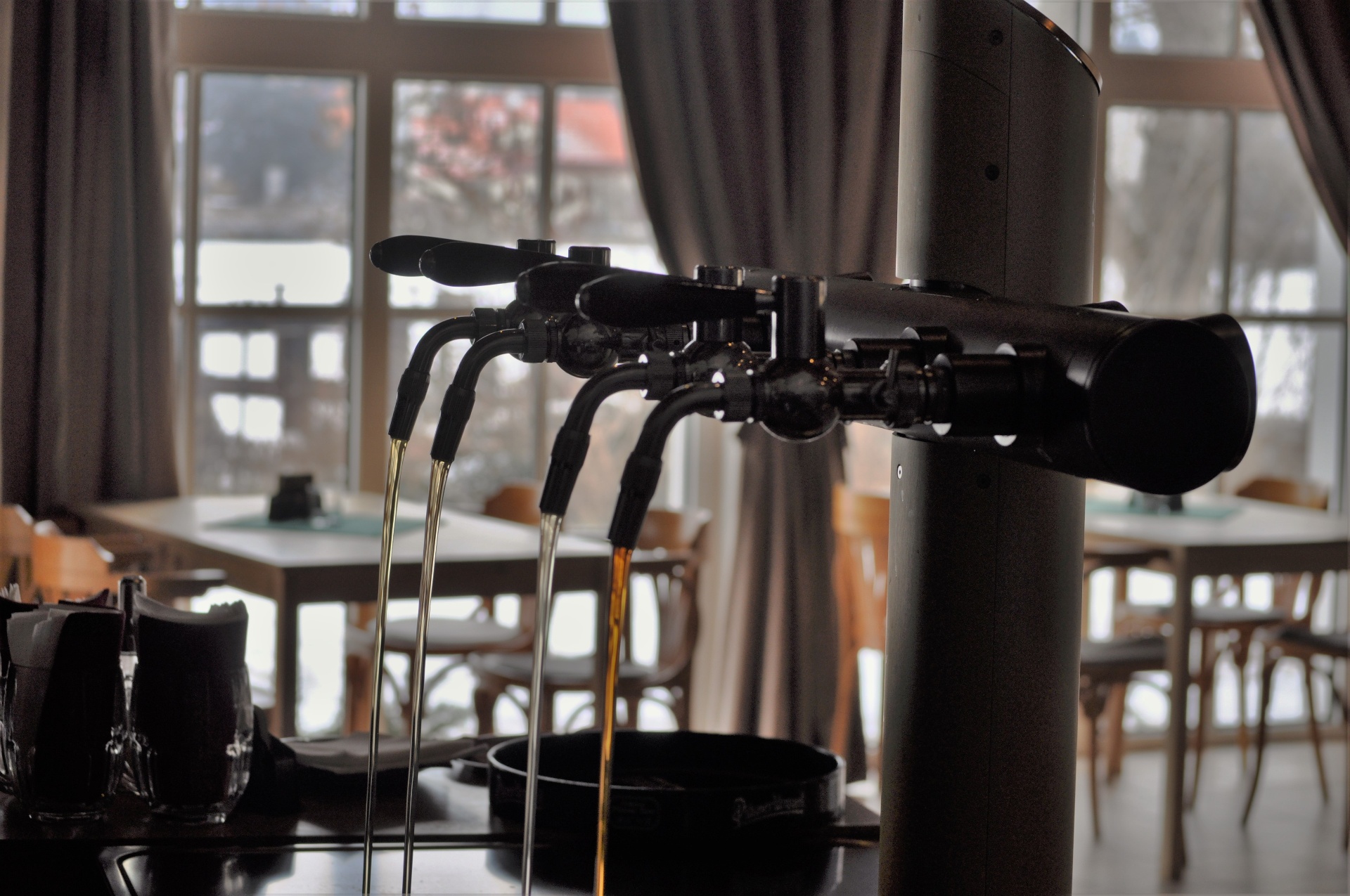 Interiér restaurace s dřevěnými trámy